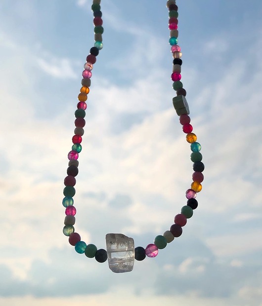 chokery Kolorowy choker z kryształem górskim