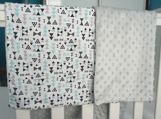 Kocyk geometryczny niebieskie trójkąty 75x100 Nukko Design