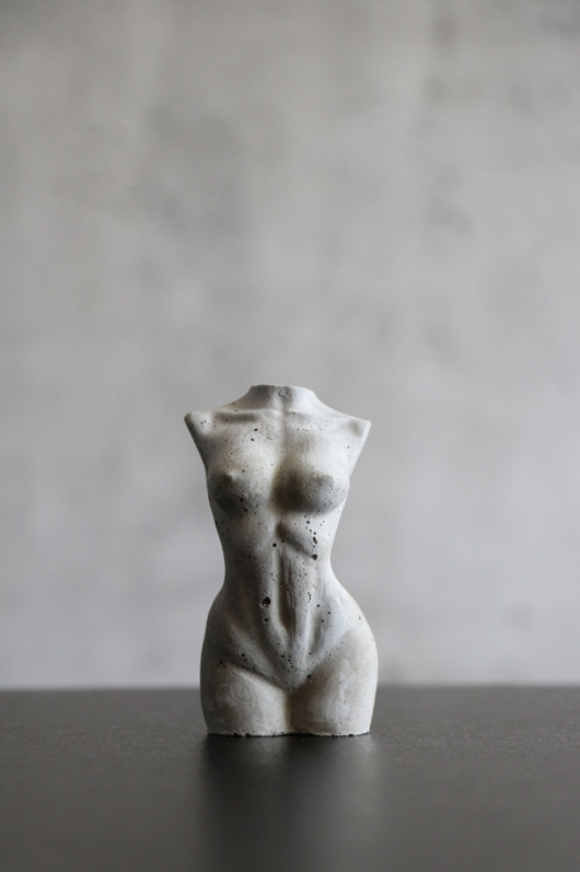 figurki i rzeźby BetONA betonowa figurka kobieta nagie ciało