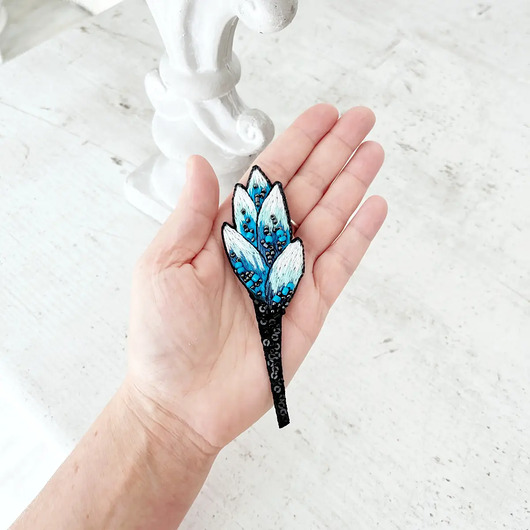 broszki Broszka KWIAT 23 ręcznie haftowana przypinka z koralikami