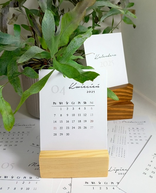 kalendarze i plannery Kalendarz 2025 - na biurko z drewnianą podstawką