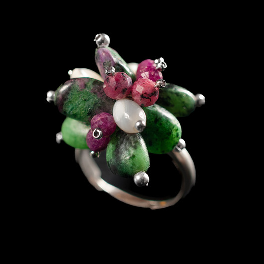 pierścionki srebrne Srebrny pierścionek z rubinem, zoisytem i białą muszlą. [ŁP10]