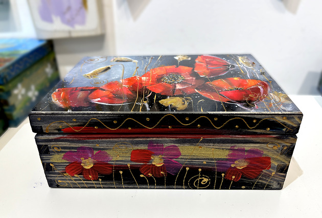 skrzynki, kufry i pudła Szkatułka "maki 4 na czarnym "