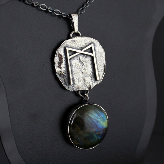 biżuteria męska Runa Mannaz z labradorytem - srebrny amulet z runą