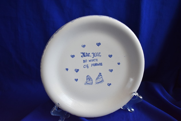 patery i talerze Talerz ceramiczny na ciasto "Jedz, jedz, bo wiatr cię porwie"