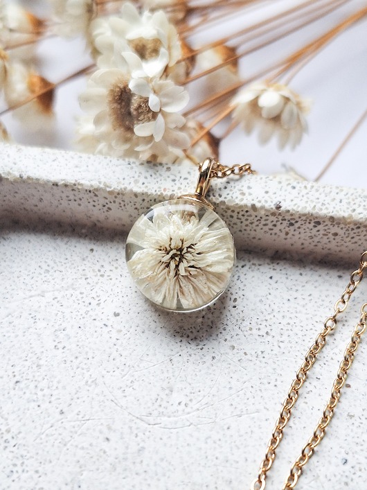 wisiory Naszyjnik z żywicy z kwiatem krwawnika