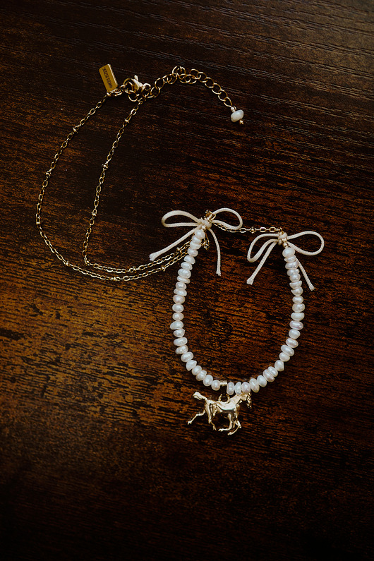 złote naszyjniki Cremello, naszyjnik z koniem, perły