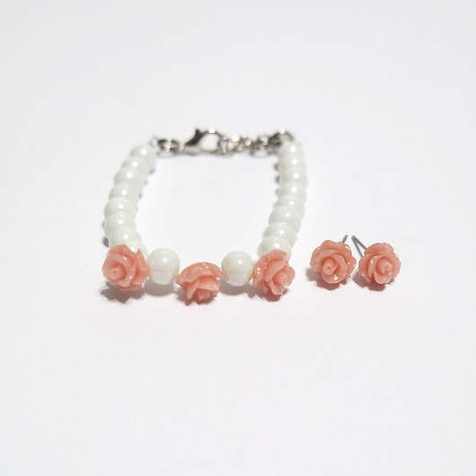bransoletki - inne Komplet - Pudrowe różyczki - koraliki białe
