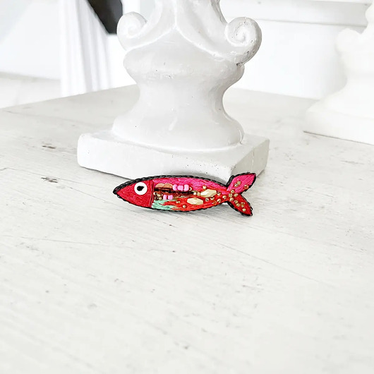 broszki Broszka RYBKA 43 śledzik ręcznie haftowana przypinka morska