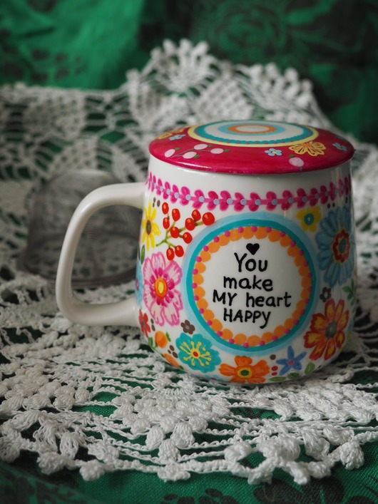 kubki Ręcznie malowany kubek z zaparzaczem i pokrywką FOLK pink