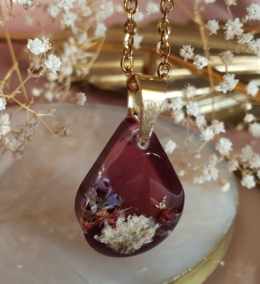 Naszyjnik wisior bordo z żywicy Jaskółcze ziele handmade 