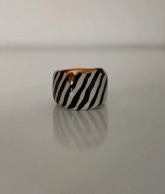 pierścionki złote Porcelanowy pierścionek w paski ze złotem