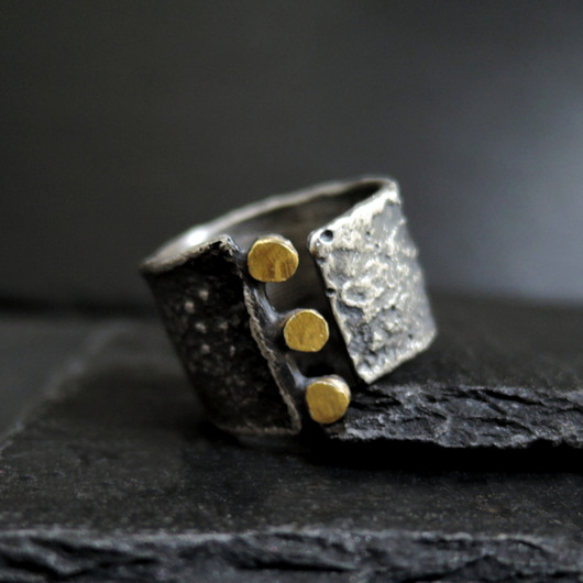 biżuteria męska Złote kropki- szeroki srebrny pierścień męski