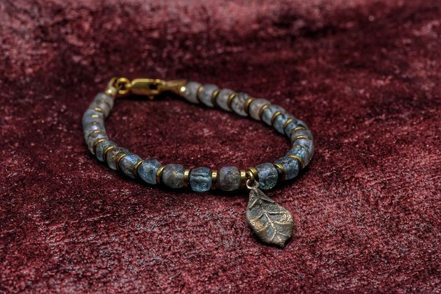 bransoletki - inne Bransoletka z naturalnych kamieni z listkiem z brązu