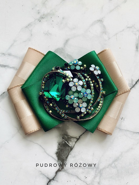 broszki Brosza z zielonym kryształem oplątanym kwiatkami NEW