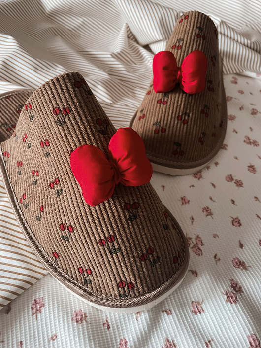 kapcie damskie Kapcie damskie pełne z nadrukiem Cherry z czerwoną kokardą