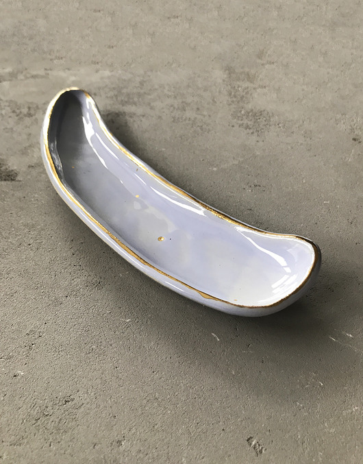 Ceramiczny talerz wąski w kolorze lawendowym ELEMTHEBRAND
