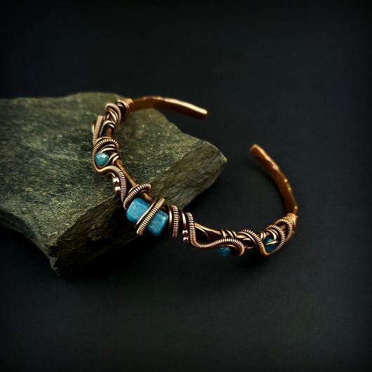 bransoletki wire wrapping Ozdobna bransoleta mankietowa z apatytem