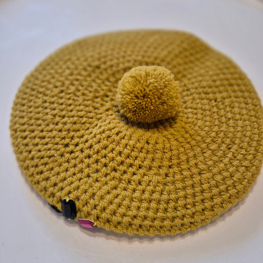 czapki damskie Unikatowy beret w żotym kolorze .