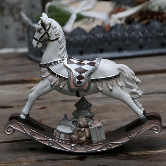 Konik na biegunach z prezentami MIA home