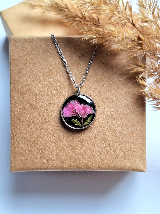 wisiory Wisiorek z żywicy z suszonymi kwiatami różowej gipsówki srebrny