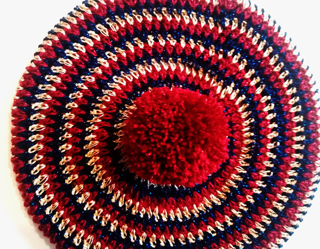 czapki damskie Unikatowy beret z pomponem