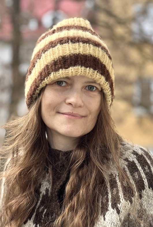 czapki damskie Wiosenna lekka czapka Dimma z alpaki i jedwabiu brązowo żółte paski