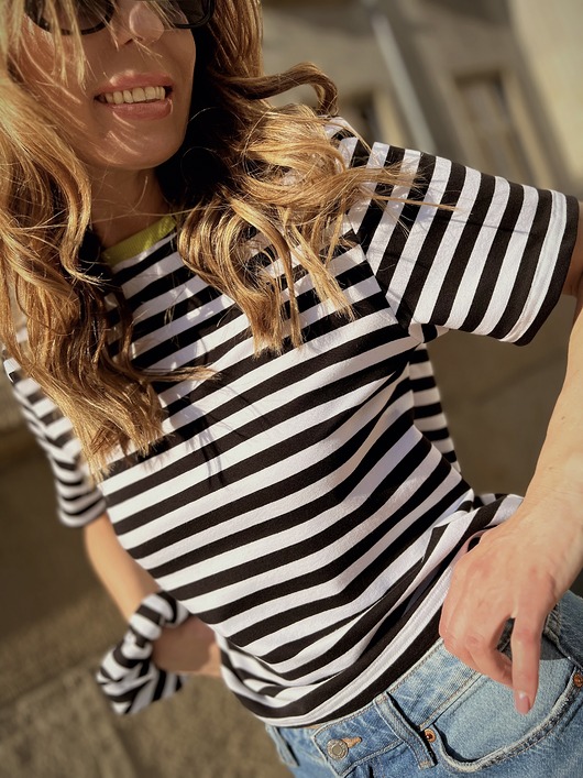 t-shirt damskie Fantasy / black & white - bawełniany t-shirt z kolorowym ściągaczem