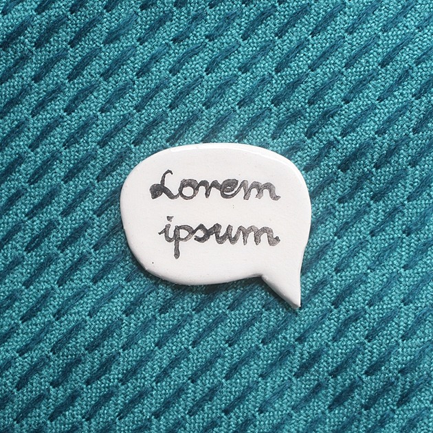 broszki Broszka ceramiczna z napisem LOREM IPSUM