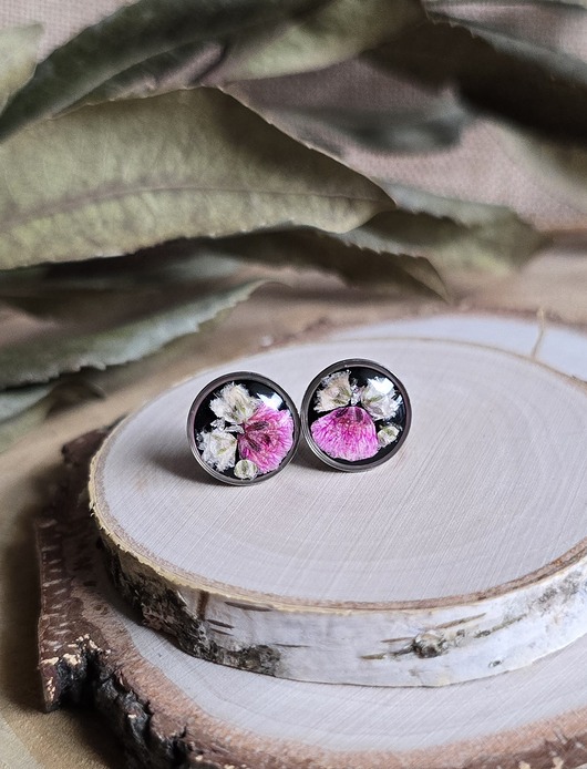 kolczyki z żywicy Wieczne kwiaty różowa gipsówka z kwiatami kolczyki srebrne czarne
