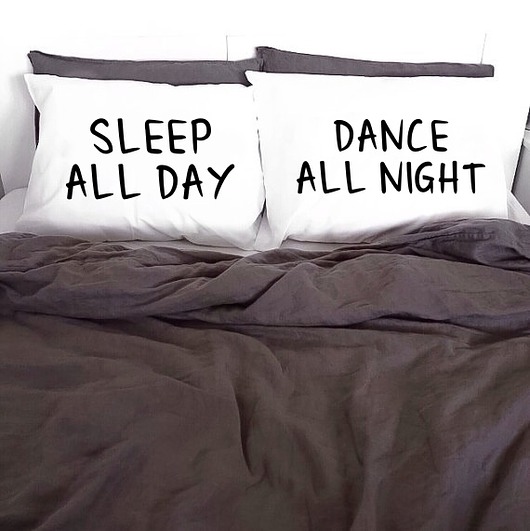 Poszewki Sleep All Day Dance All Night Białe KYOUSTUFF