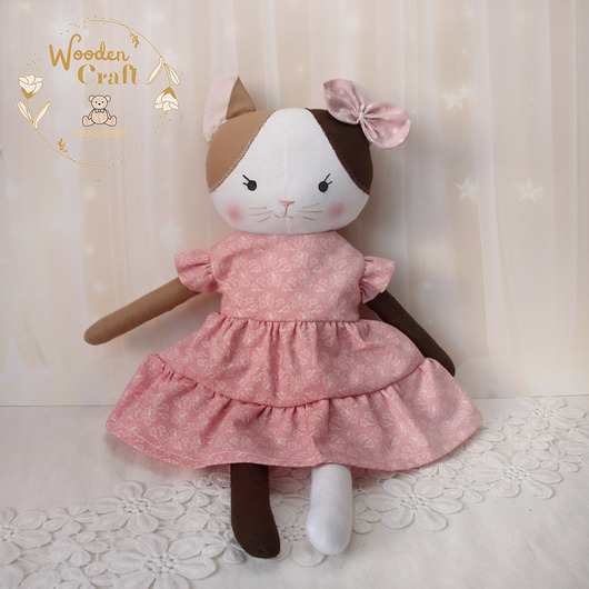 misie i maskotki Kotek Bella przytulanka w sukieneczce w kolorze róż w kwiatuszki