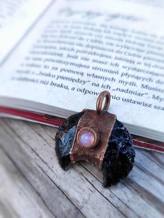 wisiory Wisior miedziany lunula obsydian moonstone VI
