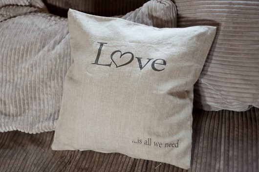 Poszewka &quot;Love is all we need&quot; i love nature