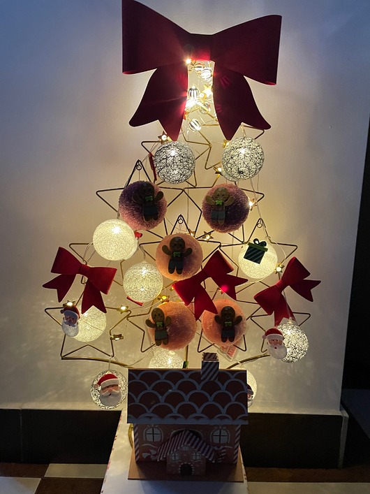 dekoracje świąteczne Choinka z ozdobami