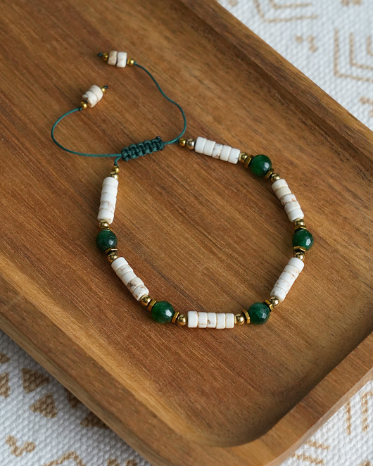 bransoletki z kamieni naturalnych Bransoletka boho z howlitem i jadeitem na sznureczku