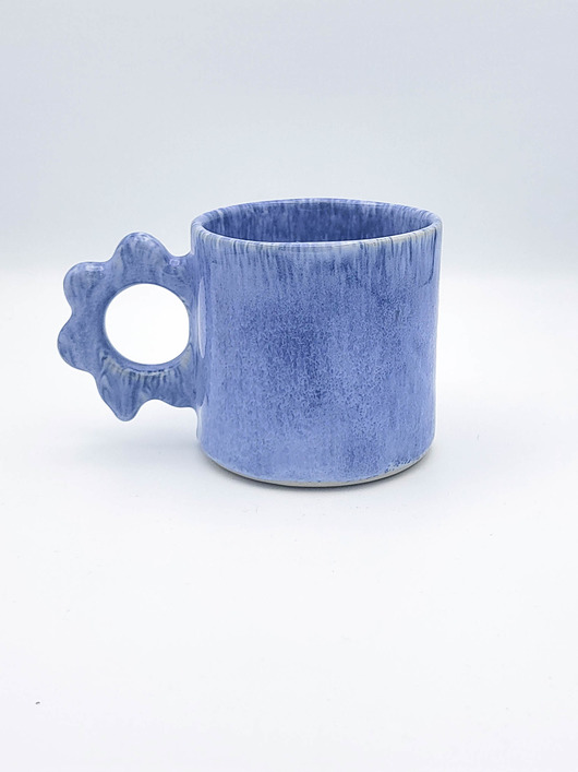 kubki Ceramiczny kubek z kwiatowym uszkiem