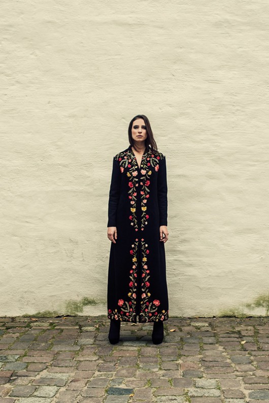 płaszcze damskie Wełniany płaszcz z folkowym haftem