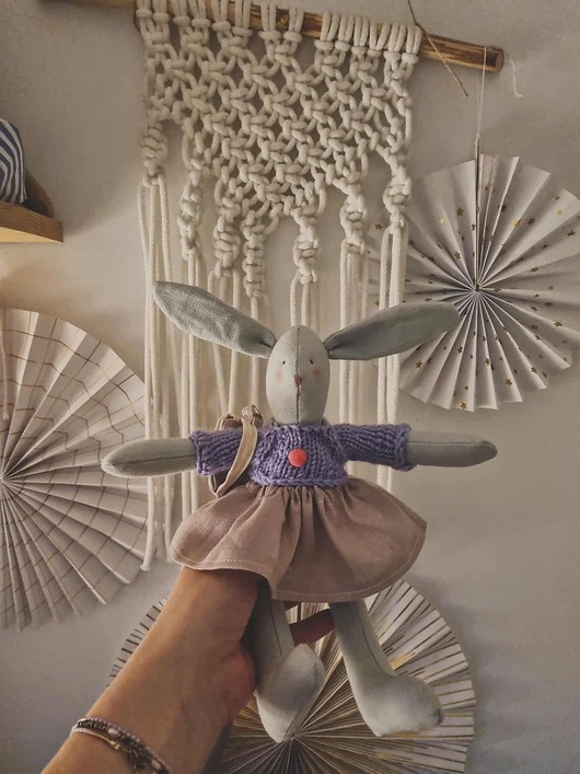 misie i maskotki Przytulanka w sweterku z plecakiem i dwoma ubrankami