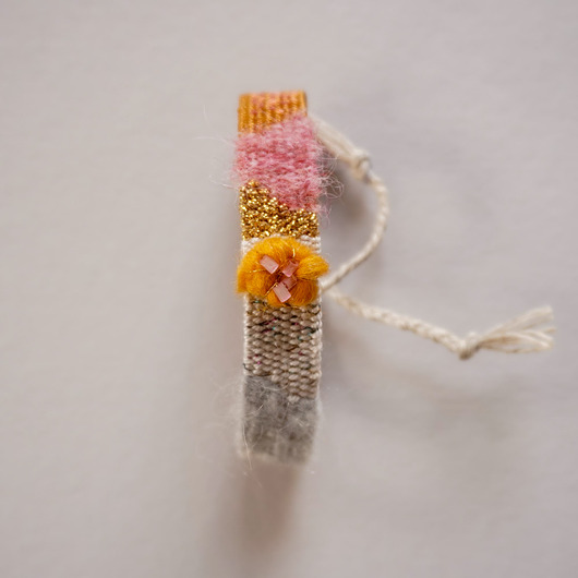 bransoletki - inne Ręcznie tkana bransoletka z kwiatuszkiem