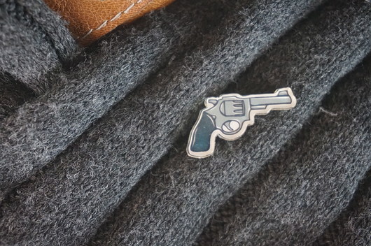 PISTOLET - Przypinka Nie Twoja Broszka  gxnet