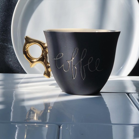 filiżanki Duża filiżanka z grawerowanym napisem  "Coffee"