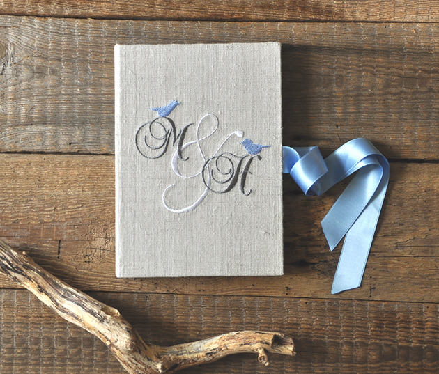 księgi gości i albumy ślubne Księga gości lniana monogram pary młodej