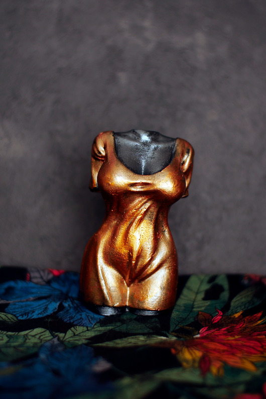 figurki i rzeźby Rzeźba z gipsu figurka kobiety w złotej sukience, 9 cm