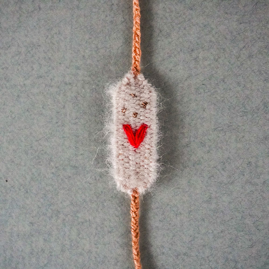 bransoletki - inne Bransoletka ręcznie robiona z nici z haftowanym serduszkiem