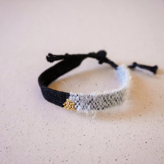 bransoletki na sznurku Wąska bransoletka ręcznie robiona z nici, czerń z szarością