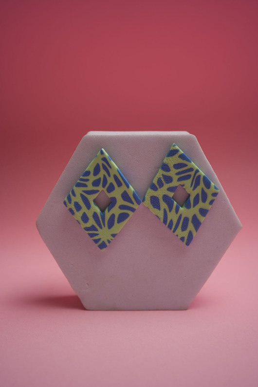 kolczyki z masy plastycznej Geometryczne sztyfty w abstrakcyjny wzorek