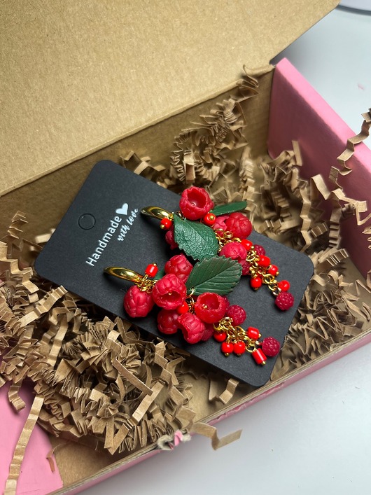 kolczyki z masy plastycznej Kolczyki z maliną kiść z polimerowej gliny. Handmade