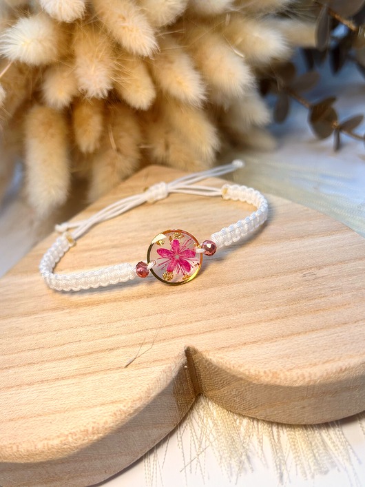 bransoletki na sznurku Pleciona bransoletka z różowym kwiatem