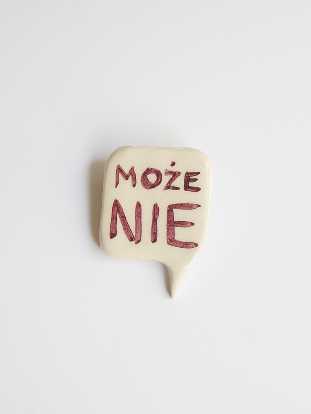 broszki Broszka ceramiczna z napisem MOŻE NIE